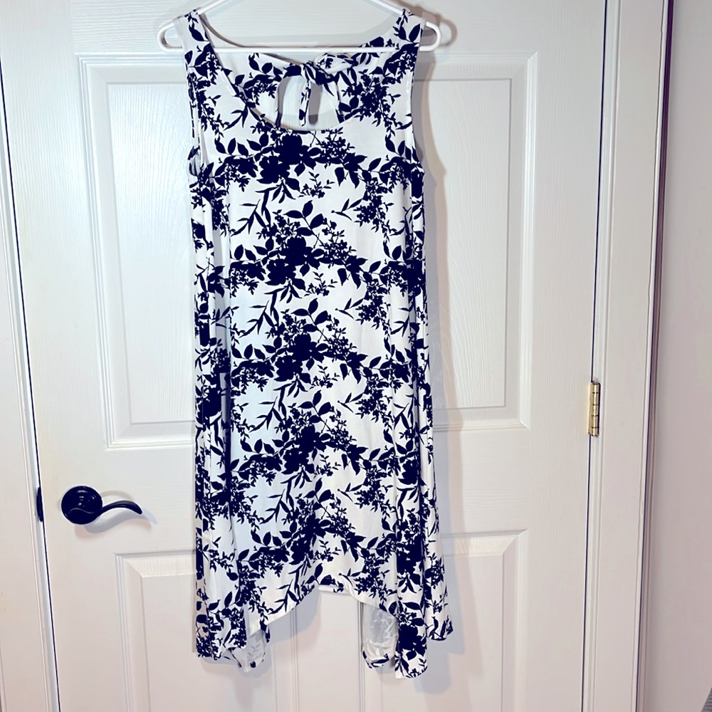 NWT August Silk Sleeveless Dresss Black White Floral Asymmetrical Hemline Wom S